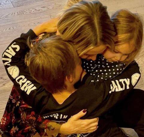 Bingham Hawn Bellamy hugging his mother Kate Hudson and sister.